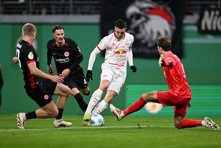 Benjamin Sesko brachte RB Leipzig mit einem schönen Solo in Führung - © Hendrik Schmidt/dpa