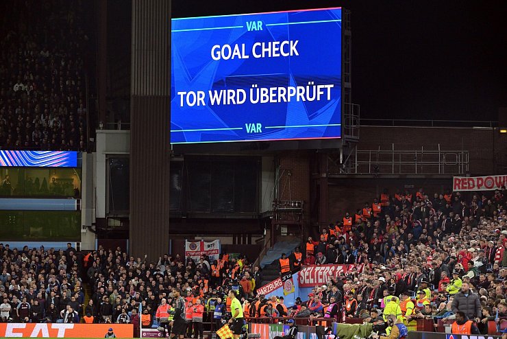 Wird künftig auch vom Schiedsrichter erklärt: Ein Videobeweis beim Champions-League-Spiel Aston Villa gegen Bayern München. - © Peter Kneffel/dpa