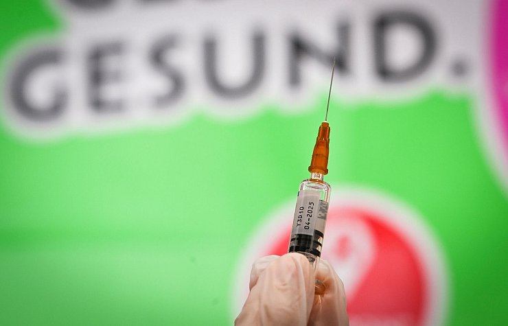 Auch einige Apotheken bieten Grippeschutzimpfungen an. (Archivbild) - © Jens Kalaene/dpa