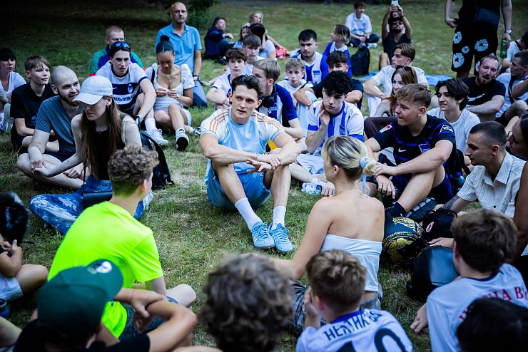 Treffen mit den Fans: Fabian Reese mit Hertha-Anhängern in einem Berliner Park - © Christoph Soeder/dpa
