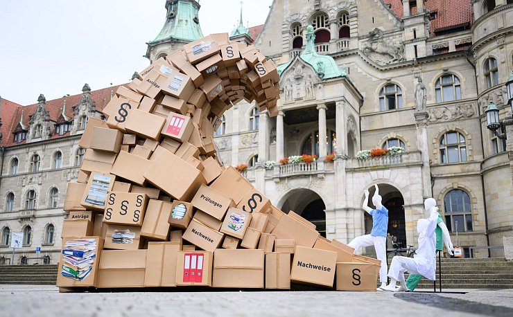 Viele Branchen klagen über bürokratischen Aufwand. (Archivbild) - © Julian Stratenschulte/dpa