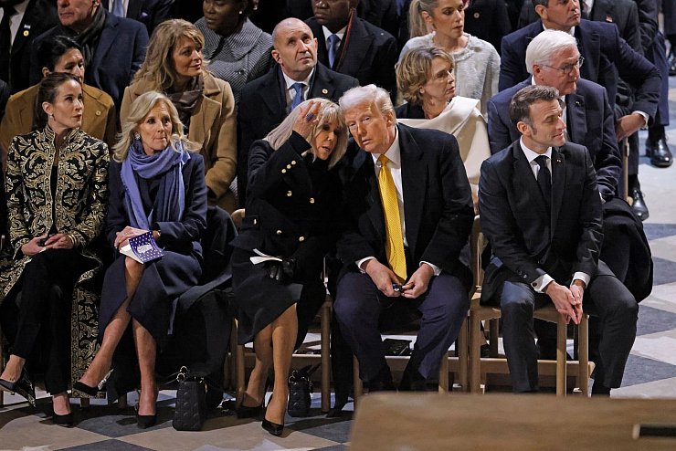 Der noch amtierende US-Präsident Joe Biden war nicht bei den Feierlichkeiten - stattdessen aber dessen Ehefrau Jill. - © Ludovic Marin/POOL AFP/AP/dpa