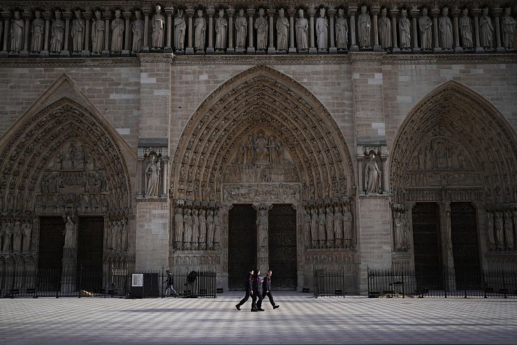 Anlass für Trumps erste Auslandsreise ist die feierliche Wiedereröffnung der Notre-Dame-Kathedrale. - © Thibault Camus/AP