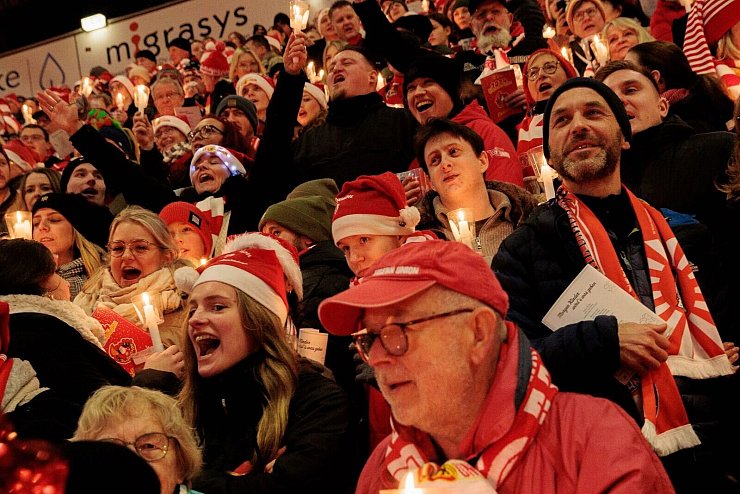 Das Weihnachtssingen ist beim 1. FC Union Berlin gute Tradition. - &copy; Carsten Koall/dpa