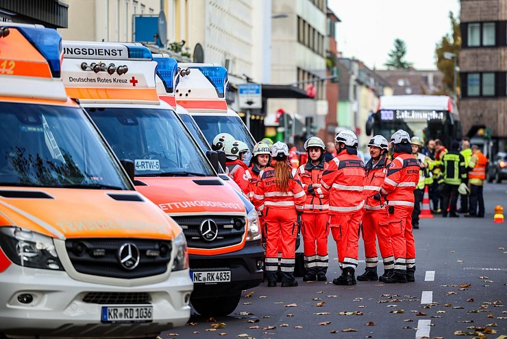 Großeinsatz in der Krefelder Innenstadt wegen eines Feuers in einem Laden. (Archivbild) - © Christoph Reichwein/dpa