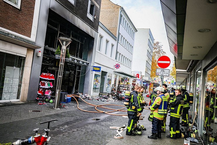 Das Feuer in einem Krefelder Laden war nach etwa zweieinhalb Stunden gelöscht. (Archivbild) - © Christoph Reichwein/dpa