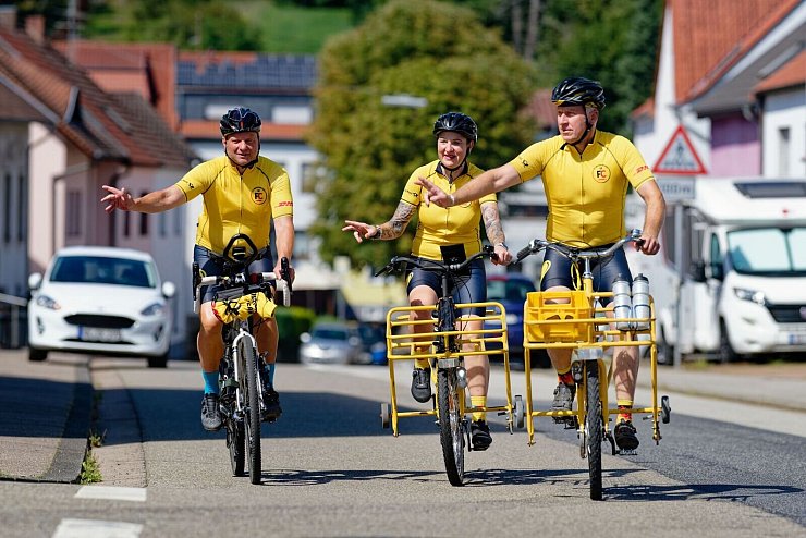 Sie fahren mit Postfahrrädern und einem Gravelbike - alle ohne Elektromotor. - © Uwe Anspach/dpa