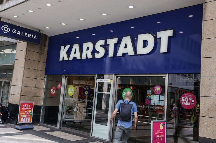 Auch an der Filiale Breite Straße in Köln ist der Name Karstadt noch präsent - obwohl die Marke aus dem Firmennamen gestrichen wurde. - © Oliver Berg/dpa
