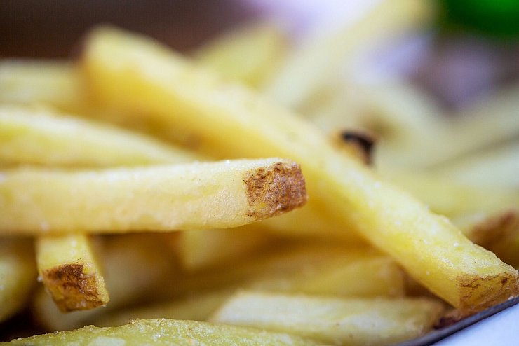 Viele Arfid-Betroffene essen Pommes und sind daher sogar übergewichtig. (Archivbild) - © Fernando Gutierrez-Juarez/dpa/dpa-tmn