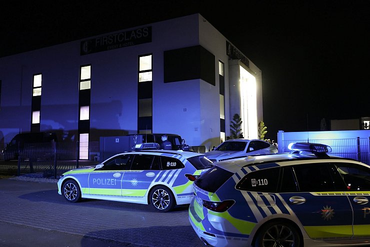 Polizeiautos vor der Eventlocation in Fürth. - © ---/dpa