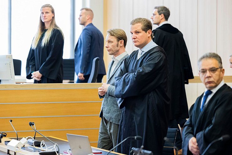 Die Vorsitzende Richterin sah für eine Verurteilung von Christian B. (M.) nicht genug Beweise (Foto aktuell). - © Michael Matthey/dpa