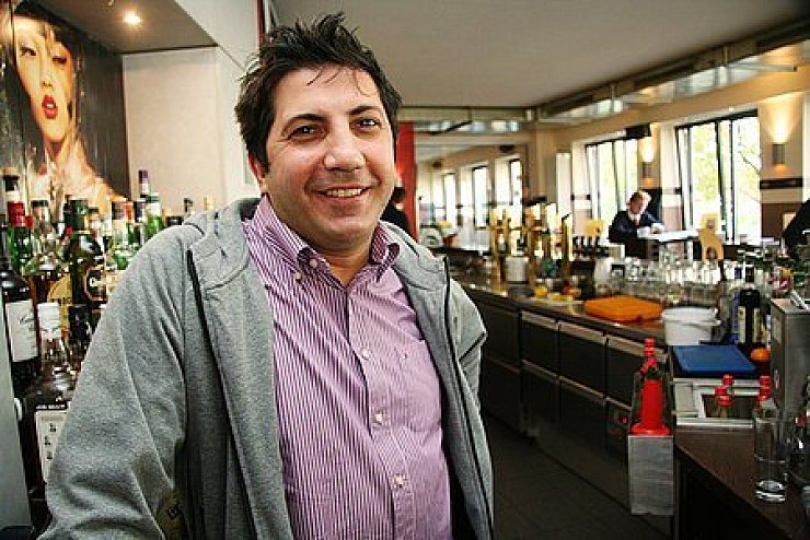 Wie gewohnt hinter der Theke: Hakan "Kevin" Bek. - © Foto: Koch