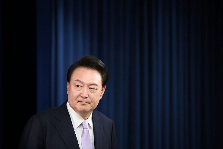 Südkoreas Präsident Yoon Suk Yeol gerät zunehmend unter politischen Druck. - © KIM HONG-JI/Pool Reuters/AP/dpa