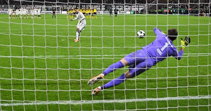 Avancierte zum Matchwinner: BVB-Torwart Gregor Kobel. - © Arne Dedert/dpa