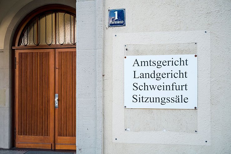 Nach dem Tod ihres unterernährten Kindes stehen die Eltern vor Gericht. (Archivbild) - © Daniel Vogl/dpa