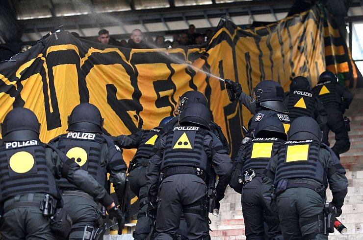 Polizeieinsatz im Dresdner Fan-Block nach der Zertrümmerung einer Sektorentrennung. - © Michael Schwartz/dpa