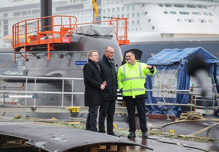 Der mögliche künftige Kanzler Friedrich Merz (CDU, Mitte) hatte sich bei einem Besuch im Januar positiv zu einem Einstieg des Bundes geäußert. (Archivbild) - © Christian Charisius/dpa