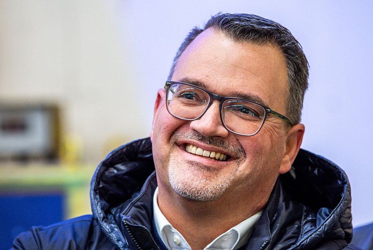 Werft-Chef Oliver Burkhard lässt sich nicht in die Karten schauen. (Archivbild) - © Jens Büttner/dpa