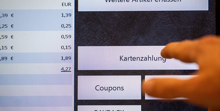 An Selbstbedienungskassen wird weit häufiger geklaut. (Symbolbild) - © Leonie Asendorpf/dpa