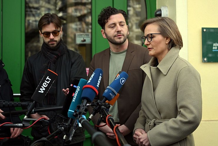 Felix Banaszak und Franziska Brantner wollen Co-Parteivorsitzende der Grünen bleiben. - © Federico Gambarini/dpa
