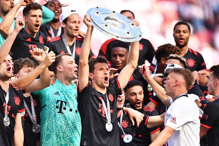 Thomas Müller (m) will den Meister-Rekord auf 13 Titel verbessern. - © Marius Becker/dpa