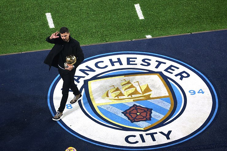 Der verletzte Ballon-d\\\'Or-Gewinner Rodri wurde vor dem Spiel im Stadion gefeiert - © Carl Recine/Pool/PA Wire/dpa