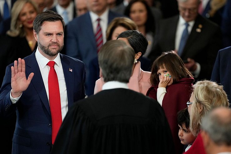 Bei der Vereidigung von JD Vance auch dabei: Eines der drei Kinder von JD und seiner Frau Usha Vance. - © Julia Demaree Nikhinson/AP Pool/dpa