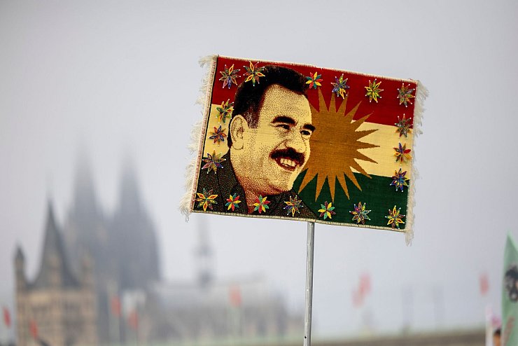 Einige Flaggen zeigten das Gesicht von Pkk-Gründer Öcalan. - © Thomas Banneyer/dpa