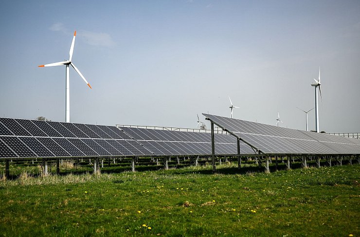 Reiches Amtsvorgänger Robert Habeck hatte mit verschiedenen Maßnahmen den Ausbau des Ökostroms vor allem aus Wind und Sonne vorangetrieben.n(Symbolbild) - © Jan Woitas/dpa