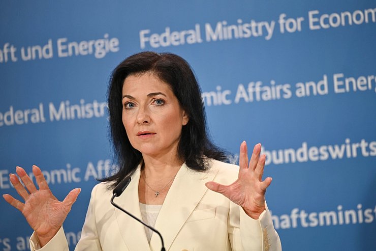 «Die Kosten müssen insgesamt runter», sagt die Wirtschaftsministerin. (Archivbild) - © Katharina Kausche/dpa