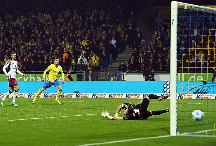 Rayan Philippe trifft zum 3:0 für Braunschweig. - © Swen Pförtner/dpa