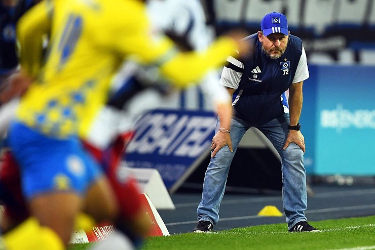 HSV-Trainer Steffen Baumgart am Spielfeldrand. - © Swen Pförtner/dpa