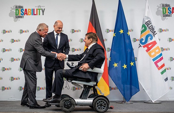 Nawaf Kabbara, Präsident des Weltverbandes der Selbstvertretungsorganisationen von Menschen mit Behinderungen, wies auf wachsende Unsicherheit in einer Zeit vieler Krisen und Kriege sowie wegen Finanzierungskürzungen hin. - © Michael Kappeler/dpa