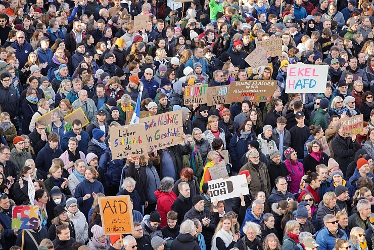 «Marburg gegen Rechts» hieß es in Marburg. Auch hier in Hessen kamen zahlreiche Menschen um ein Zeichen des Widerstands gegen Rechts zu setzen. - © Christian Lademann/dpa