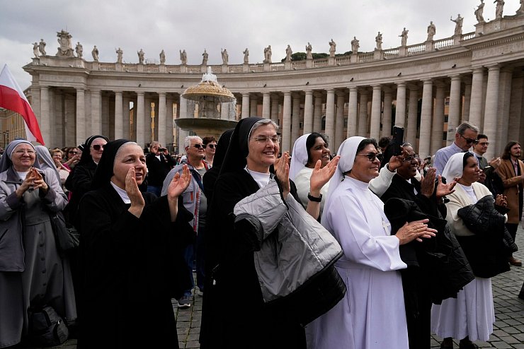 Auf dem Petersplatz jubeln Nonnen dem Papst zu. - © Riccardo De Luca/AP/dpa