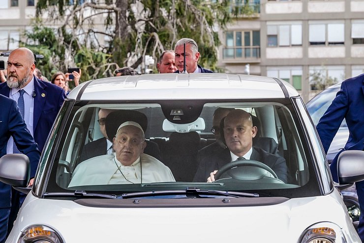 Heimfahrt im kleinen Fiat 500. - © Marco Ravagli/AP/dpa