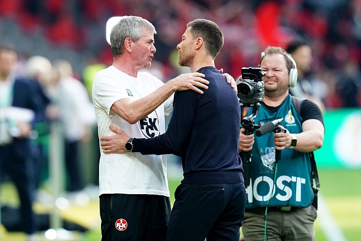 Kaiserslauterns Trainer Friedhelm Funkel (l) und Bayer-Coach Xabi Alonso begr&uuml;&szlig;en sich vor der Partie. - &copy; Uwe Anspach/dpa