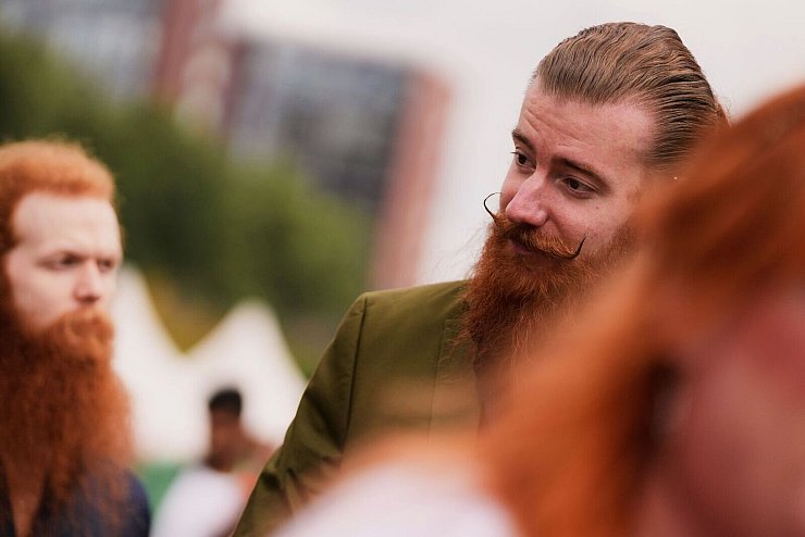 Das Rothaarigen-Festival in Tilburg ist wie ein Familientreff. - © Virginia Mayo/AP/dpa