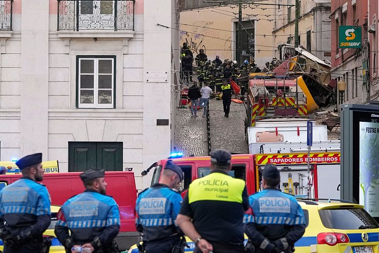 Zeugen sprachen von einem lauten Knall. - © Armando Franca/AP/dpa