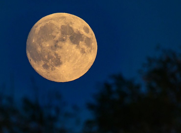 Der Mond zeugt von einer planetaren Katastrophe. (Archivbild) - © Patrick Pleul/dpa