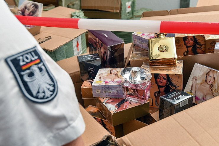 Parfüm zählt zu den häufigsten Produktkategorien bei sichergestellten Fälschungen. - © Patrick Pleul/dpa-Zentralbild/ZB