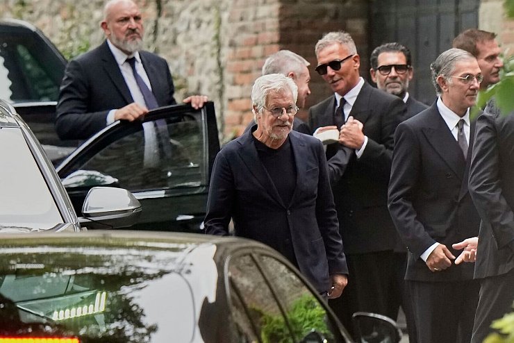 Lebens- und Geschäftspartner Leo Dell\\\'Orco nimmt Abschied von Armani. - © Luca Bruno/AP/dpa