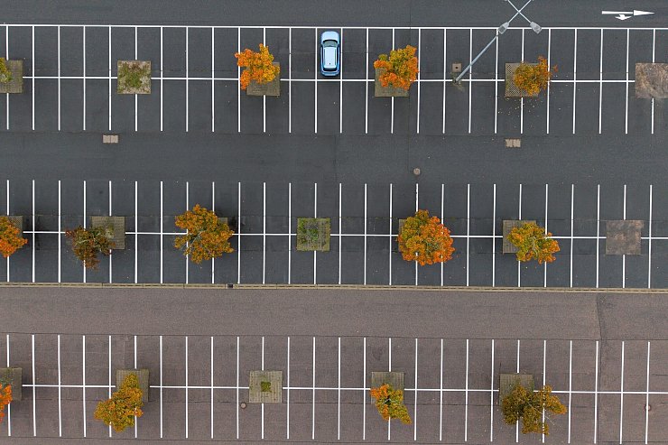 Die für Deutschland wichtige Automobilbranche steckt in der Krise. (Symbolbild) - © Sebastian Kahnert/dpa