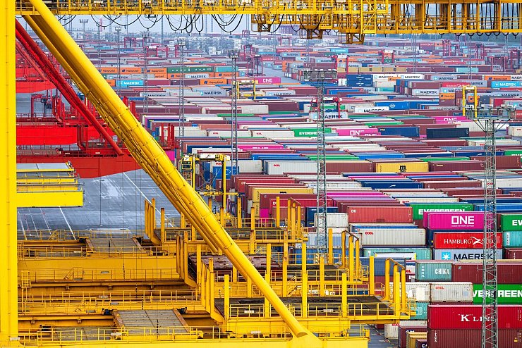 Zölle bremsen die Exportnation Deutschland. (Symbolbild) - © Sina Schuldt/dpa Pool/dpa