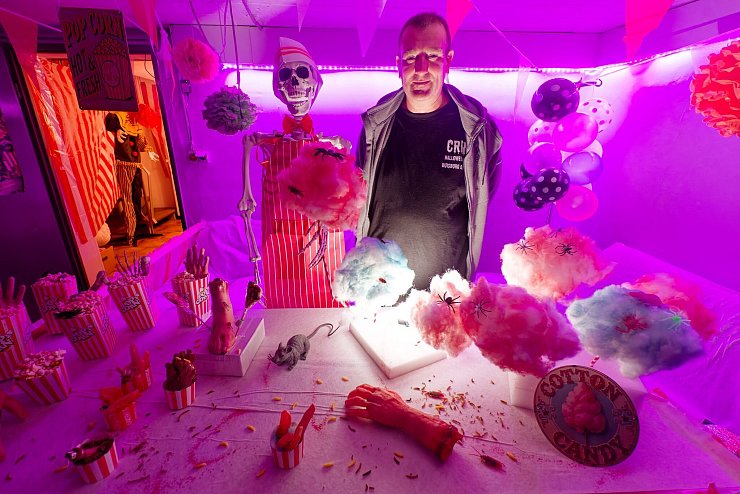 Bei Halloween-Fan Sven Wagner findet jeder das passende Leichenteil. - © Henning Kaiser/dpa