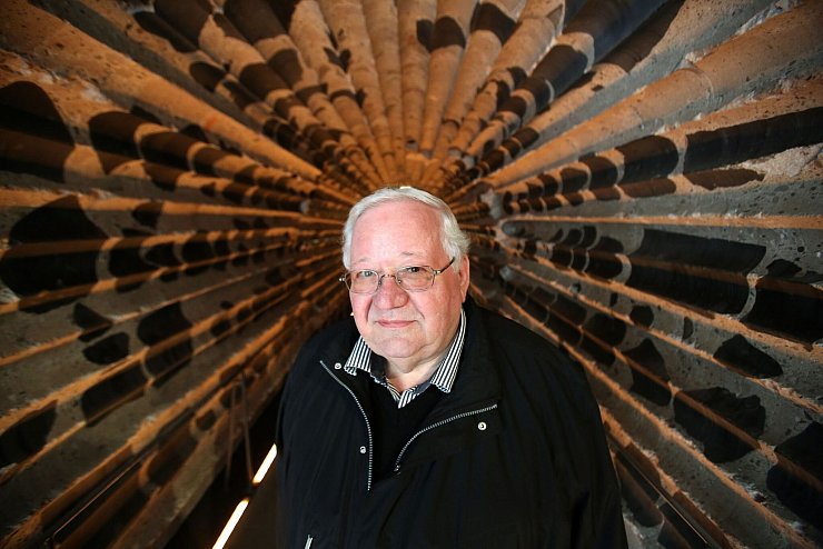 Brauchtumsforscher Manfred Becker-Huberti setzt sich seit langem mit den Ursprüngen von Halloween auseinander. - © Oliver Berg/dpa