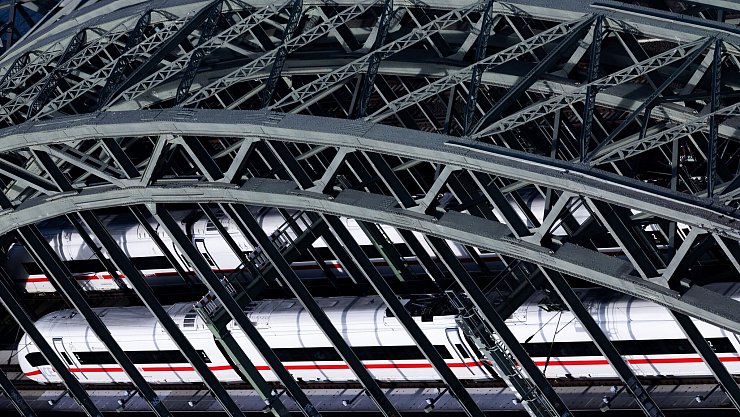 1.300 Züge pro Tag, Hunderttausende Reisende: Der Kölner Hauptbahnhof ist eine zentrale Drehscheibe für den Bahnverkehr. - © Rolf Vennenbernd/dpa