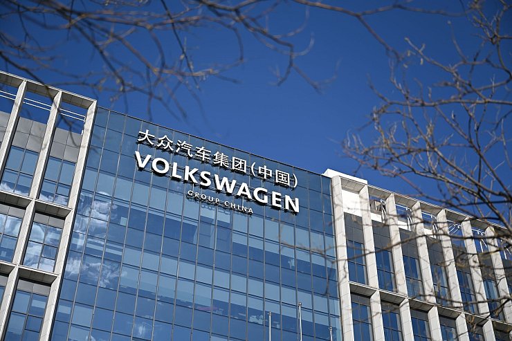 VW kooperiert seit langem mit dem Staatskonzern Saic. - © Johannes Neudecker/dpa