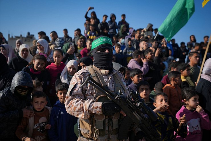 Bewaffneter Islamist vor Übergabe weiterer Geiseln im Gazastreifen. - © Abdel Kareem Hana/AP/dpa