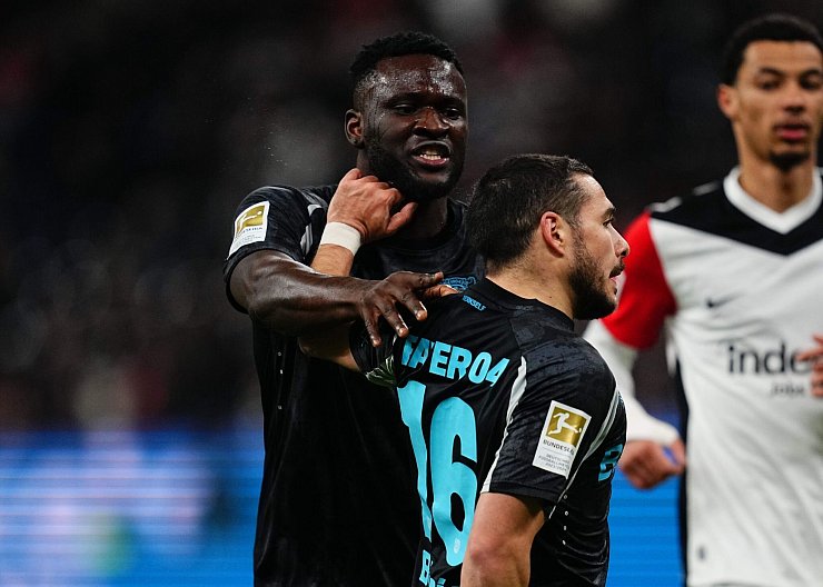 Bayer-Stürmer Victor Boniface und Mitspieler Emiliano Buendía gerieten in der Schlussphase gegen Eintracht Frankfurt aneinander. - © Ulrik Pedersen/CSM via ZUMA Press Wire/dpa